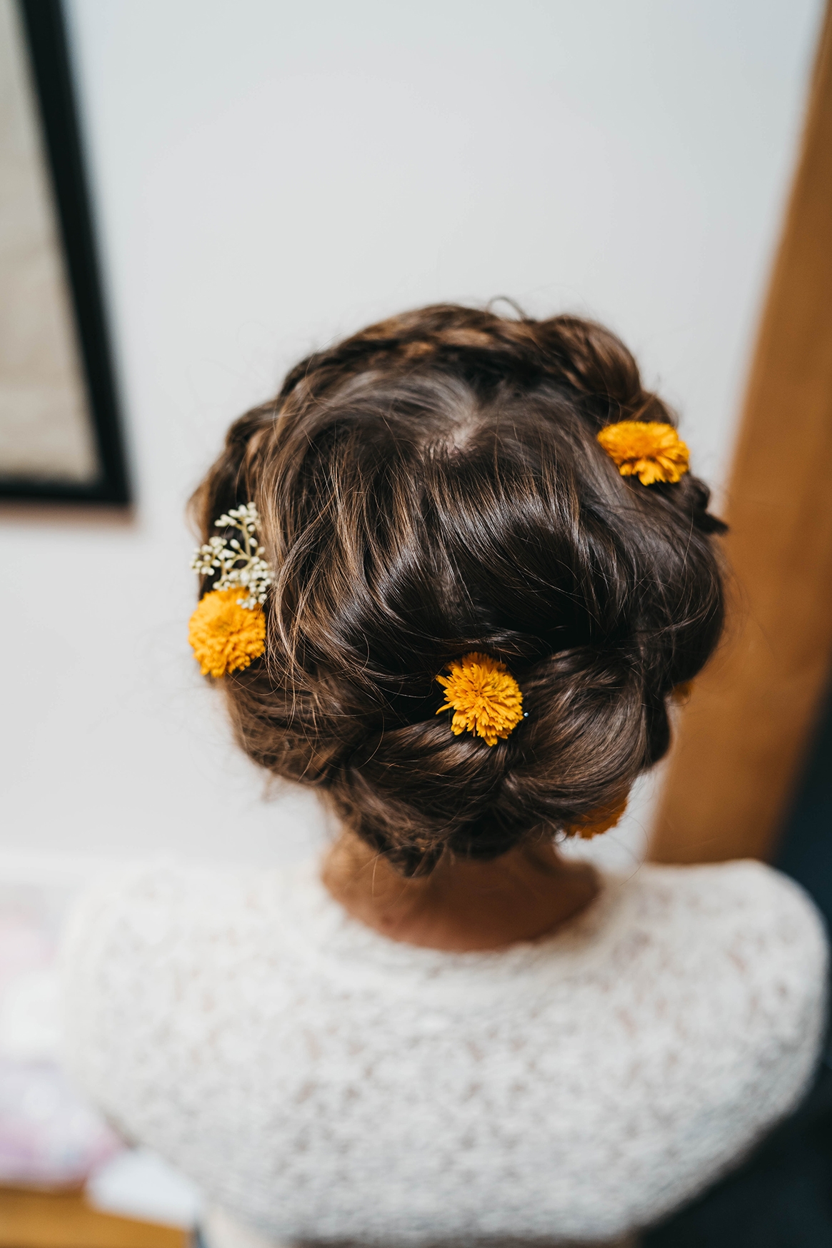 Steckfrisur mit Blumen Nahaufnahme
