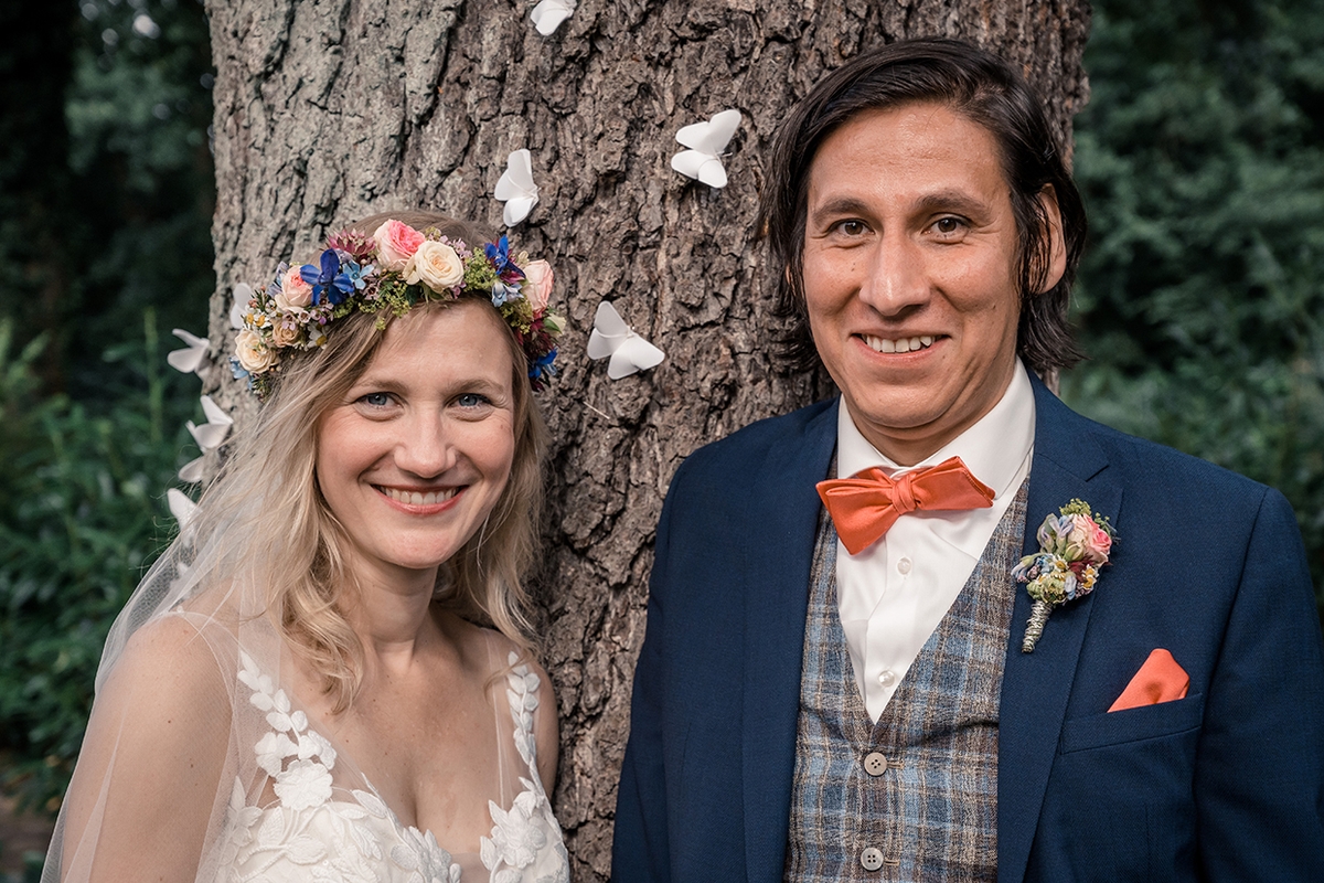 Hochzeitspaar grinst in die Kamera