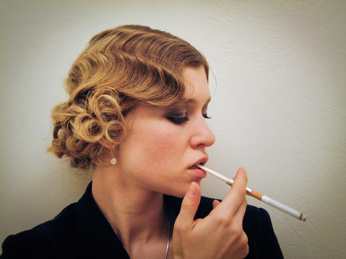 Babylon Berlin Wasserwelle seitlich rauchend