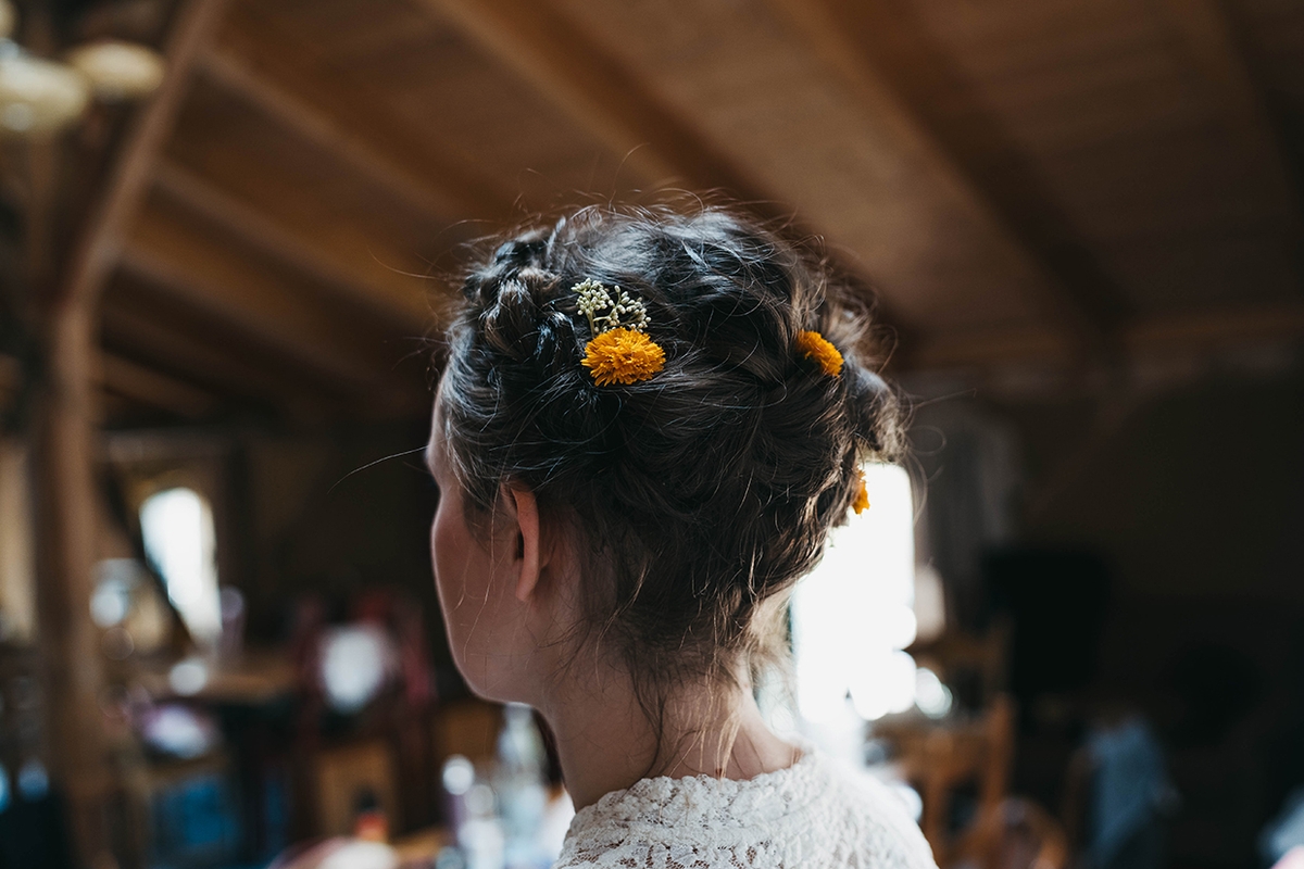 Steckfrisur mit Blumen