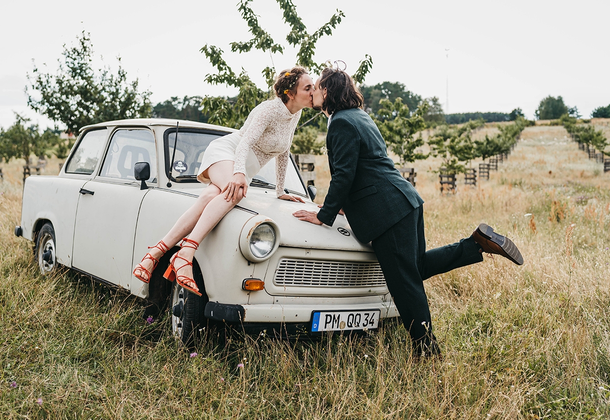 Hochzeitskuss auf Trabi
