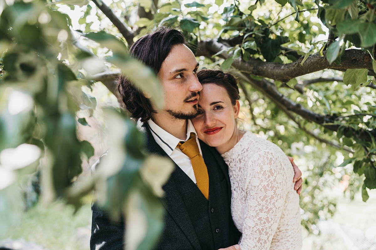 Hochzeitspaar unterm Baum